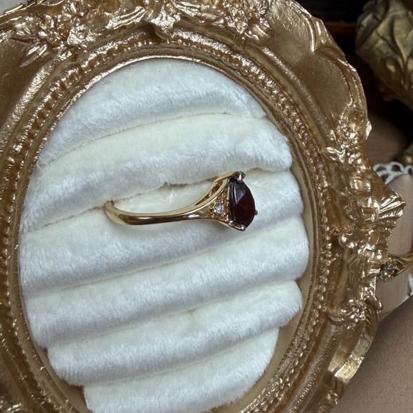 Avon Gold Ring with Red Gemstone - Picture 5 of 5